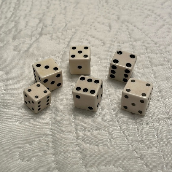 Set of 6 Vintage Bakelite Black & White Dice in Great Condition - Picture 1 of 7